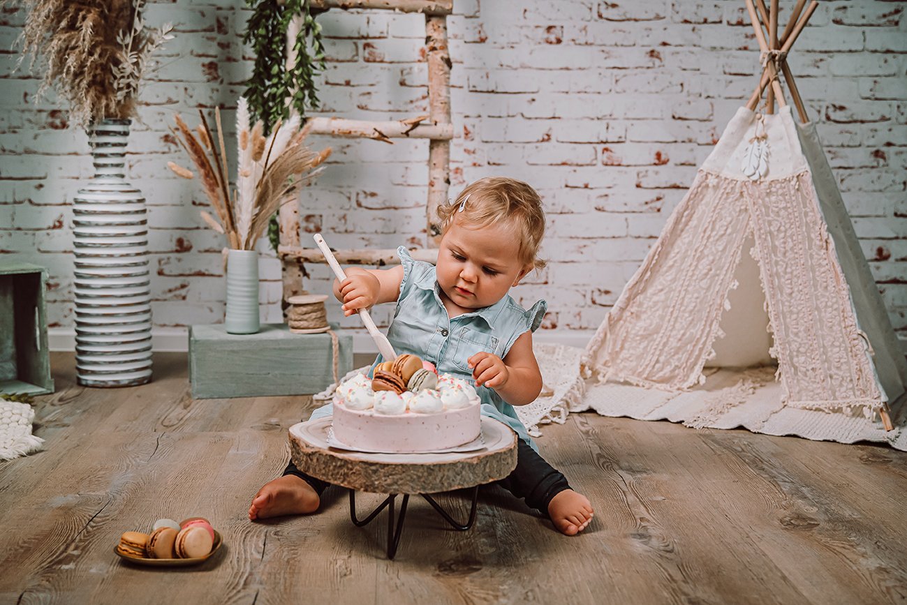 kleines mädchen matscht beim cake smash shooting im fotoatelier forever in love fotografie chemnitz die cake smash torte