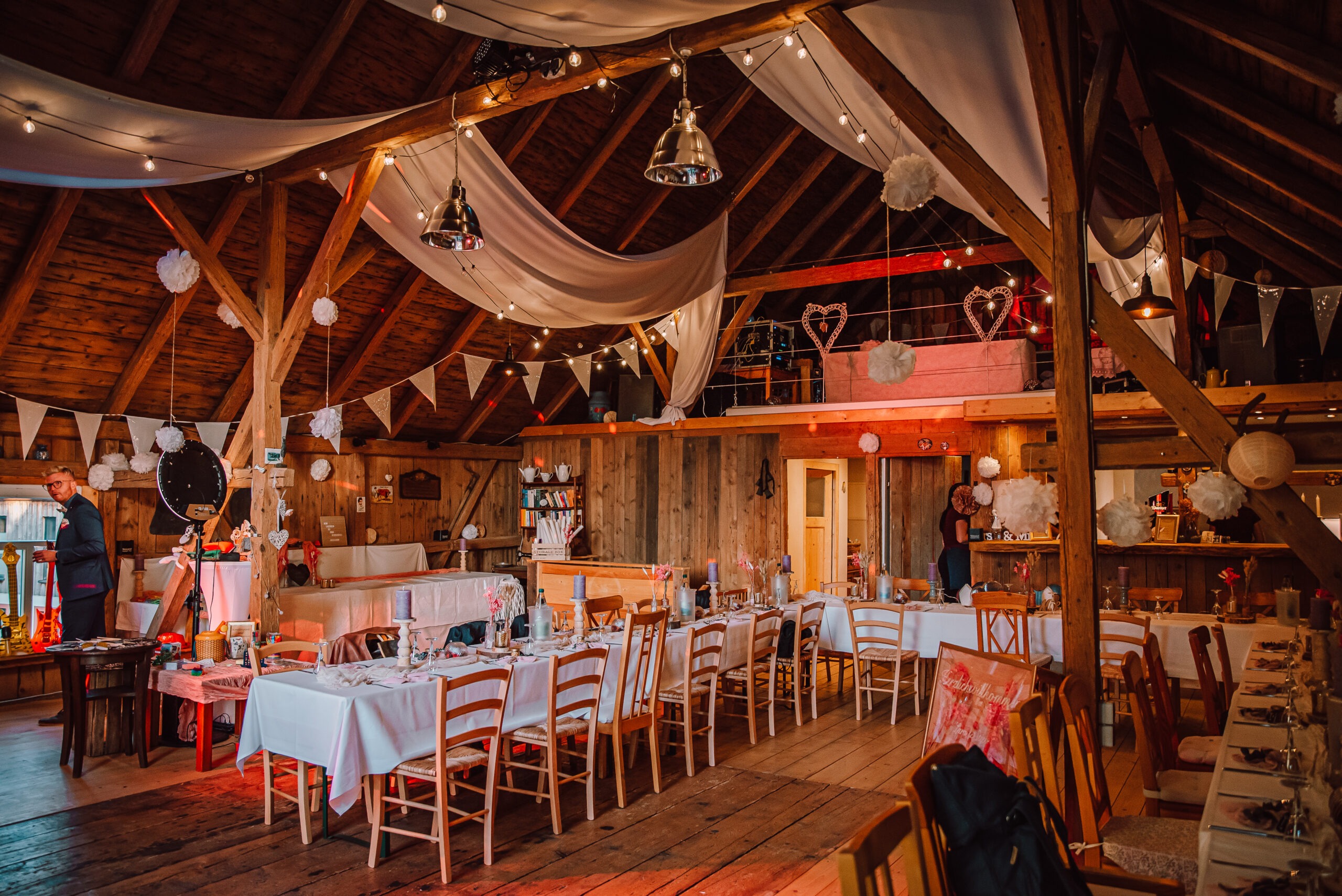 Aufnahme von einer hochzeitsscheune im Erzgebirge mit lichterketten und LED Lichtern