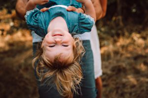Kids und Familienshooting Chemnitz outdoor mädchen lacht