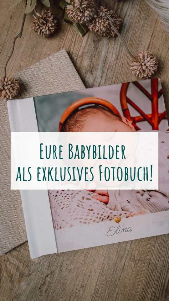 Hände, so klein. Blicke, so zart. Und so viele erste Male, die viel zu schnell vergehen…
Deshalb entstehen bei jedem Neugeborenenshooting nicht nur Fotos – sondern Erinnerungen, die für euch bleiben. Für immer.📷💛Heute zeige ich dir meine exklusiven Fotobücher – mit viel Liebe gestaltet, hochwertig verarbeitet und bereit, euer erstes kleines Familienkapitel in Bildern zu erzählen.📷
Jede Seite: ein Stück Herz.
Jede Aufnahme: ein Moment für die Ewigkeit.Ihr bekommt nicht nur digitale Dateien – sondern könnt euch optional echte Schätze für euer Zuhause, die eure Geschichte greifbar machen buchen.Du möchtest auch so ein Erinnerungsstück für euer Baby?
Schreib mir eine Nachricht mit BUCH – ich erzähle dir alles zu den Möglichkeiten!⬇️Mit Liebe,
deine Sibylle
Forever in Love FotografieP.S.: in meinem Fotoatelier kannst du dir diese Fotobücher direkt anschauen.😉📍 Chemnitz | Deine Fotografin für natürliche & liebevolle Babyfotos#FotobuchBaby #NewbornFotobuch #Newbornshooting #Neugeborenenshooting #FotobuchLiebe #ErinnerungenFürsLeben #FotografinChemnitz #ForeverInLoveFotografie #BabyfotosMitHerz #Familienerinnerungen #BabyfotografieChemnitz