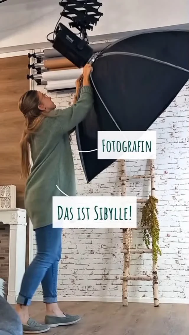 ♥ #aboutme 📸🙋🏼‍♀️ Sibylle, der kreative Kopf hinter #foreverinlovefotografie - nicht PERFEKT, aber ECHT und mit viel Herzblut und Gefühl bei euren Shootings dabei.Ich bin Mama und Ehefrau, wohne und arbeite in Chemnitz und bin fotografisch gesehen sachsenweit unterwegs...immer voll dabei die Liebe in Bildern festzuhalten.📷
Ich liebe die Natur, Dekoration 😅, meine Leidenschaft ist das Fotografieren und Malen - einfach kreativ sein tut mir so unendlich gut. Ich ♥ Kaffee, ohne diesen startet mein Tag nicht. 😅☕️ .♥️ Als Mama und Ehefrau weiß ich wie wertvoll es ist Erinnerungen in Bildern festzuhalten, denn genau deshalb Liebe ich meine Arbeit als Fotografin.
Fotografie Rund um die Liebe: Hochzeitsfotografie, Neugeborenenfotografie, Schwangerenfotografie, Familienshootings, Goldshootings, Belly Painting Shootings...Wundervolle Momente, die für die Ewigkeit festgehalten werden.♥💐 Outdoor Shootings oder Fotoshootings im Fotostudio: ob barfuß auf der Wiese, euer süßes Baby im Fotoatelier, mit Babybauch im Sonnenlicht oder mitten im Hochzeitsfieber – ich halte für euch fest, was ihr nie vergessen solltet.💛 Willkommen bei forever in love Fotografie.
Hier gibt’s ehrliche Einblicke, ganz viel Gefühl und einen Platz für Erinnerungen, die bleiben.♡Schreibe mir MOMENTE ⬇️ und verrate mir, welche herzergreifende Momente ich begleiten darf.Herzlich,
deine Sibylle📍Chemnitz | Termine nach Vereinbarung#foreverinlovefotografie #mitliebegemacht #echteemotionen #fotografinmitherz #familienfotografie #hochzeitsfotografie #neugeborenenliebe #emotionaleFotografie #btsfotografie