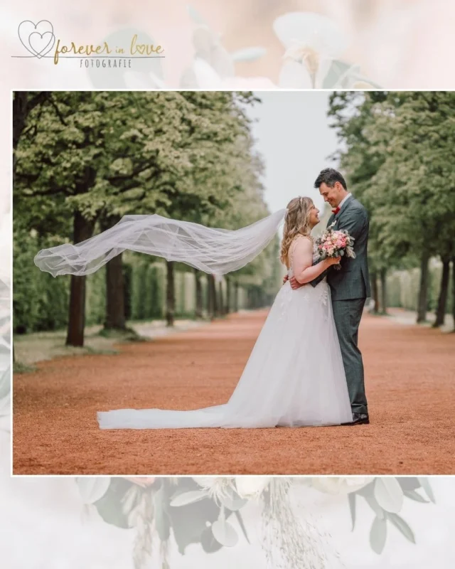 💛💍 Der Moment vergeht – aber eure Bilder lassen euch immer wieder fühlen, wie eure Hochzeit war! 📷
Diese verliebten Blicke, euer Lachen, das Kribbeln…
Eure Hochzeit ist so viel mehr als nur ein Tag – und genau diese echten, liebevollen Augenblicke halte ich für euch fest. 📷 

Für alle, die 2026 oder 2027 heiraten:
Ich begleite euch mit ganzem Herzen – von den ersten Vorbereitungen bis zum letzten Tanz.
Und ab einer Ganztagesbegleitung von 9 Stunden bekommt ihr zusätzlich ein emotionales Highlight-Video on top – voller echter Momente, für immer.

Plant ihr gerade euren großen Tag?
Dann schreibt mir direkt eine Nachricht oder kommentiert „HOCHZEIT“ – ich freue mich darauf, eure Geschichte zu erzählen. ⬇️📷💍💛

Mit Liebe,
Sibylle von forever in love Fotografie
♡♡♡

#verlobt2026 #verlobt2027 #hochzeitsfotografin #authentischehochzeitsfotos #emotionalweddings #hochzeitsplanung #highlightvideohochzeit #hochzeitsreportage #heirateninsachsen #foreverinlovefotografie #hochzeitsinspiration #chemnitzhochzeit #eurehochzeitsgeschichte