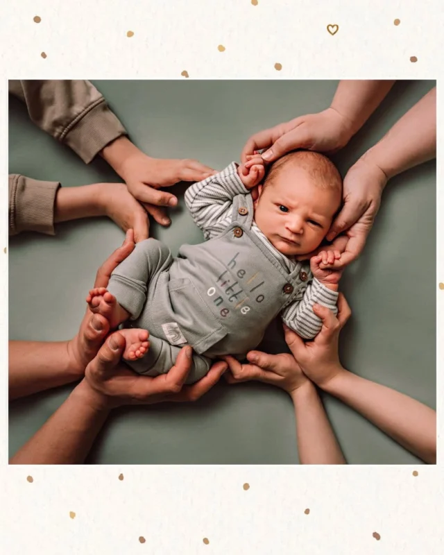 „Aller guten Dinge sind drei – und wieder ein kleiner Junge 💙“
Diese Familie sprüht nur so vor Liebe (und Energie 😉) – drei wundervolle Jungs die bei mir im Fotoatelier waren.
Der Kleinste ganz neu auf dieser Welt, voller Ruhe und Geborgenheit, eingerahmt von den stolzen großen Brüdern.

Ein Fotoshooting, das nicht nur Bilder zeigt – sondern echte Verbindung, Nähe und das große Familienglück.

Ihr erwartet gerade euer Baby oder habt schon eine kleine Rasselbande zuhause?
Dann lasst uns diesen kostbaren Abschnitt gemeinsam festhalten – liebevoll, natürlich und ganz entspannt in Foto und Film.

📩 Schreib mir eine Nachricht oder kommentiere "FAMILIENGLÜCK" – ich freue mich, von euch zu hören!

♡ Deine Sibylle
Forever in love Fotografie

📍 Chemnitz | Termine nach Vereinbarung

#neugeborenenshooting #newbornfotografie
#familienglück #mamaalltag #jungsmama
#babyfotografchemnitz #geschwisterliebe
#babyshooting #foreverinlovefotografie