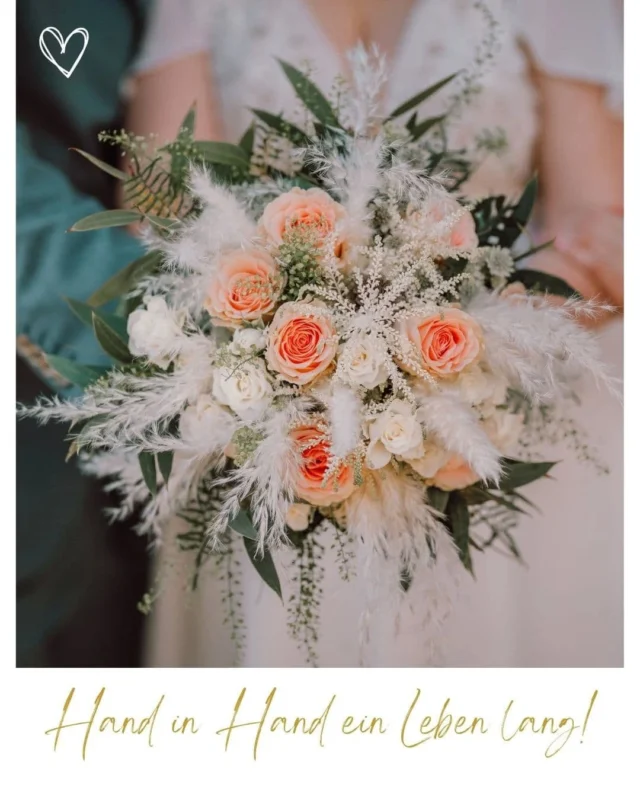 💛💍 Der Moment vergeht aber eure Bilder lassen euch immer wieder fühlen, wie eure Hochzeit war! 📷
Eure Hochzeit ist so viel mehr als nur ein Tag und genau diese echten, liebevollen Augenblicke halte ich für euch fest. 📷 

Hier kannst du das wundervolle und wertschätzende Feedback lesen:
"Die liebe Sibylle hat unsere Hochzeit begleitet. Wir haben wundervolle Bilder von unserem großen Tag und ein sehr emotionales Highlight-Video erhalten.
Wir sind überwältigt!
Sibylle hat uns beim Fotoshooting liebevoll angeleitet und auch unser manchmal unbeholfenes Auftreten war hier kein Hindernis. Es sind emotionale, liebevolle und romantische Bilder entstanden, die uns tief berühren.
Wir danken von ganzem Herzen!❤️"

Ihr heiratet 2026 oder 2027 und wollt auch solche  Momente haben?
Ich begleite euch mit ganzem Herzen, von den ersten Vorbereitungen bis zum letzten Tanz.
Und ab einer Ganztagesbegleitung von 9 Stunden bekommt ihr zusätzlich ein emotionales Highlight-Video on top: voller echter Momente.

Plant ihr gerade euren großen Tag?
Dann schreibt mir direkt eine Nachricht oder kommentiert „HOCHZEIT“, ich freue mich darauf, eure Geschichte zu erzählen. ⬇️📷💍💛

Mit Liebe,
Sibylle von forever in love Fotografie
♡♡♡

#verlobt2026 #verlobt2027 #hochzeitsfotografin #authentischehochzeitsfotos #emotionalweddings #hochzeitsplanung #highlightvideohochzeit #hochzeitsreportage #heirateninsachsen #foreverinlovefotografie #hochzeitsinspiration #chemnitzhochzeit #eurehochzeitsgeschichte