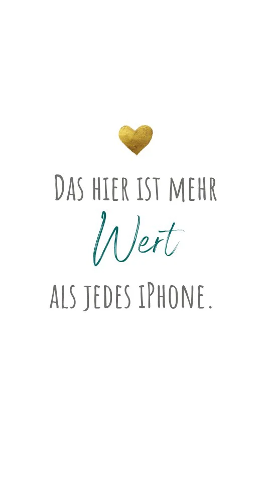 Manche Fragen: Warum so "viel" für ein paar Bilder?
Wie definiert man "viel"? Was sind Erinnerungen und Momente wert? Was darf eine Erinnerungsbewahrerin für Momente verlangen, um auch ihre Kosten zu decken und gleichzeitig beste Qualität liefern zu können?

Es gibt viele Dinge, die wir uns kaufen können.
Ein neues iPhone, was wir nach vielleicht zwei Jahren austauschen.
Ein Kleid, das nur einmal getragen wird.
Einen Sportwagen, das irgendwann rostet.

Und dann gibt es Momente…
Die erste Umarmung nach dem „Ja“-Wort.
Dieser Moment mit deinem Partner, als ihr voller Stolz euren Babybauch streichelt.
Der zufriedene Blick, wenn du dein Baby zum allerersten Mal im Arm hältst.
Dieses Lachen, das nur euch beiden gehört.

Manchmal sind diese Momente schneller vorbei, als wir es begreifen können.
Manchmal sind es Menschen, von denen wir dachten,
dass sie noch lange an unserer Seite sein werden und plötzlich bleiben nur Erinnerungen.

Bilder sind keine Dateien. Bilder sind Emotionen und Momente.
Sie lassen dich wieder fühlen und wieder zurück erinnern, wie es war.
Den Herzschlag. Die Geborgenheit. Die Wärme.

Und genau deshalb sind sie unbezahlbar.
Weil sie das festhalten, was dir kein Geld der Welt zurückbringen kann.

Für dich.
Für eure Kinder.
Für immer. 💛

Herzlich,
Sibylle von
Forever in love Fotografie 

📍 Fotoatelier Chemnitz Adelsberg | Shootings in Erzgebirge, Vogtland, Chemnitz und Umgebung 

#foreverinlovefotografie #unbezahlbaremomente #momentegefülltmitliebe #familienfotografie #newbornfotografie #babybauchshooting #hochzeitsfotografin #lebensgeschichten #echtemomente #fotografiemitliebe #deinegeschichteinbildern