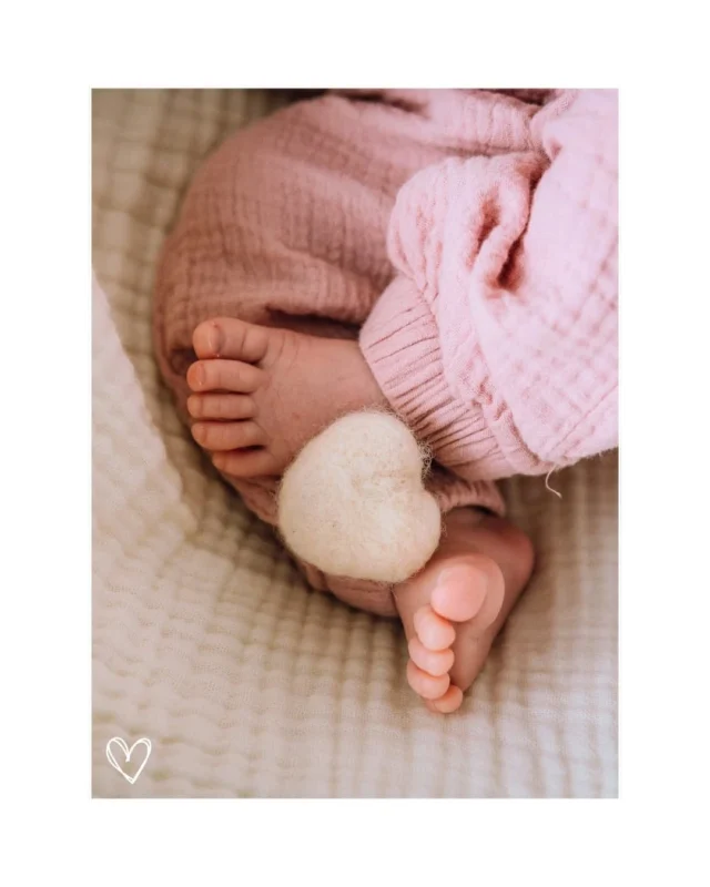 Es sind die kleinen Details, die dein Herz für immer berühren. 💕
Von den winzigen Fingerchen bis zu den ersten zarten Haaren, die niedlichen Babyfüßchen.
Bei einem Homeshooting halte ich all diese besonderen Momente in eurer vertrauten Umgebung fest, ganz entspannt, ganz echt, ganz ihr.

Meine 3 Tipps für wunderschöne Aufnahmen beim Newborn-Homeshooting:

1️⃣ Natürliches Licht nutzen: Am besten an einem Fenster oder in einem hellen Raum fotografieren.

2️⃣ Sanfte Stoffe und Farben: Dezente Töne und weiche Texturen unterstreichen die Zartheit deines Babys.

3️⃣ Geduld und Ruhe: Die schönsten Details und Aufnahmen entstehen, wenn ihr euch Zeit nehmt und den Moment genießt.

📸 Du möchtest diese einzigartigen Erinnerungen in liebevollen Bildern festhalten?
Dann sichere dir jetzt deinen Termin für ein Newborn-Homeshooting!

Schreib mir eine Nachricht oder kommentiere DETAILS und ich melde mich bei dir.

♡ Deine Sibylle
Forever in love Fotografie
📍 Chemnitz und Umgebung | Termine nach Vereinbarung

#foreverinlovefotografie #homeshooting #neugeborenenfotografie #Babyshooting