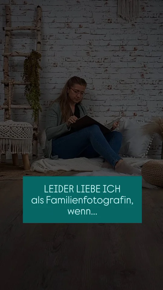 Leider liebe ich, als Fotografin für eure emotionalen Momente, wenn...

… wir einfach eine Pause machen, wenn euer Baby weint.
… die großen Geschwister lieber spielen wollen, genau das machen eure Bilder einzigartig und authentisch.
… Mama stillt oder Papa mal kurz durchschnauft, das gehört genauso zu eurer Geschichte und seht das Fotoshooting als kleine Auszeit.
... eure Kinder ihr Lieblingsspielzeug oder Kuscheltier mitbringt, dass ihnen Sicherheit gibt.
... wir das Fotoshooting verschieben, weil euer Baby einen schlechten Tag hat.
... wenn dein Mann nach dem Shooting sagt, obwohl er erst keine Lust hatte: "es hat Spaß gemacht"
... wenn ihr Tränen in den Augen habt, wenn ihr die fertigen Bilder und Highlight Video seht.
... eure Kids eine Pause machen können, wenn sie keine Lust mehr haben auf Fotos machen.

Es sind die kleinen Details, die großen Gefühle und die echten Augenblicke, die für immer bleiben. 💛

📩 Möchtest du diese Erinnerungen auch für dich und euch als Familie festhalten?

Dann schreib mir eine Nachricht oder kommentiere LOVE – ich freue mich darauf, eure Geschichte in Bildern zu erzählen.

♡ Deine Sibylle
Forever in love Fotografie

📍 Chemnitz | Termine nach Vereinbarung

Familienshooting | Neugeborenenfotografie | schwangerenfotografie | mommy and me | cake smash Shooting