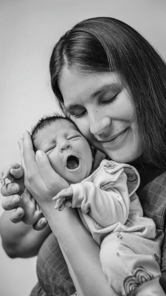Eines Tages wird dein Kind fragen:
"Mama, hast du auch Bilder von uns, nur wir zwei?"

Irgendwann kommt dieser Moment…
Dein Kind wird größer, blättert durch alte Fotos und sucht nach Bildern, die euch beide zeigen.
Nur euch zwei.
So, wie es damals war:
Deine schützenden Arme, dein liebevoller Blick, dieses unbeschreibliche Gefühl, das nur ihr kennt. 🤍
Und genau dann wirst du froh sein, dass du diese Bilder hast.
Nicht perfekt gestellt, sondern echt.
Nicht irgendwann, sondern jetzt.

Denn Mommy & Me Aufnahmen sind mehr als nur Fotos.
Sie sind Erinnerungen an das, was wirklich zählt:
Liebe. Nähe. Geborgenheit.
Und sie sind ein Geschenk an dich und an dein Kind.

📸 Ich halte für dich fest, was du nie vergessen willst und was dein Kind eines Tages sehen wird.

💌 Schreib mir „MOMMY“ für alle Infos & freie Termine

Herzlich,
Sibylle von 
forever in love Fotografie 

📍 Chemnitz & Umgebung

#mommyandmeshooting #mutterliebe #babyfotografchemnitz #foreverinlovefotografie #mamaglück #erinnerungenfürimmer #liebeimbild #momentsfürsherz #fotografinchemnitz #babyfotografie