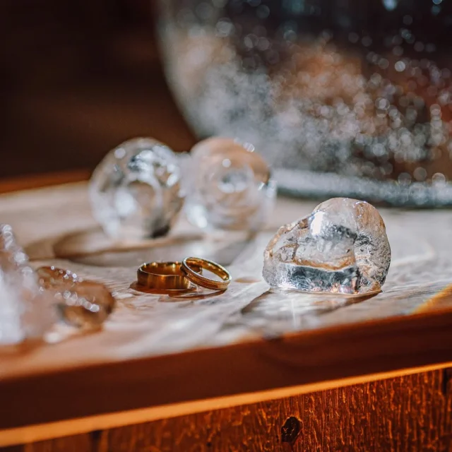 Eure Eheringe: mehr als nur Schmuckstücke.
Sie sind das Symbol eurer Liebe, eures Versprechens und eines der wichtigsten Hochzeitsdetails, das niemals fehlen darf. ✨

Ob Gold, Roségold, Silber oder mit individueller Gravur, eure Ringe erzählen eure ganz eigene Geschichte.
Und genau diese kleinen, kostbaren Details machen euren Hochzeitstag vollständig & einzigartig. 💛

Für die Detailaufnahmen der Ringe, suche ich mir immer passende und verschiedene Motive aus die die Location bietet. Mit viel Liebe zum Detail entstehen solche besonderen Aufnahmen.

💬 Wie sehen eure Traumringe aus?
Schlicht & klassisch oder mit ganz persönlicher Gravur?
Schreibt es mir in die Kommentare! 

#eheringe #hochzeitsdetails #hochzeitinspiration #hochzeitsfotografie #hochzeitsfotograf #verlobt2026 #verlobt2027 #hochzeitplanung #weddingdetails #authentischehochzeitsfotos #foreverinlovefotografie