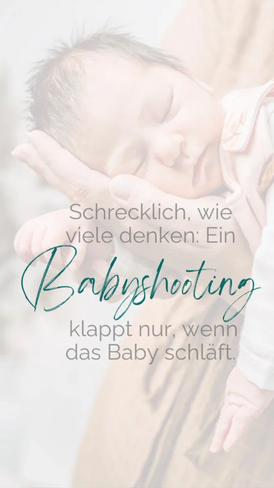 Oft höre ich von Mamas:
„Ich hab so Angst, dass mein Baby beim Shooting nicht schläft.“
Aber weißt du was? Das muss es gar nicht. 🤍

Wenn dein Baby wach, aber ruhig ist, entstehen ganz besondere Aufnahmen.
Diese kleinen neugierigen Augen, die das Licht und die ersten Kontraste entdecken, die winzigen Hände, die langsam beginnen, die Welt zu erfühlen…

Das sind Momente, die so ehrlich und lebendig sind,
dass du sie für immer behalten wirst, wenn du das Bild siehst.

💡 Meine Tipps für ein gelungenes Shooting, auch wenn dein Baby wach ist:
1. Locker bleiben. Babys spüren jede Stimmung und Aufgeregrheit. Wenn du entspannt bist, ist dein Baby es meist auch.
2. Nicht stressen, wenn’s mal etwas dauert. Ich plane immer genug Zeit ein, denn jedes Baby hat sein eigenes Tempo.
3. Wache Babys reagieren fasziniert auf Licht und Kontraste, das sorgt für wunderschöne, lebendige Aufnahmen.

Dein Baby muss nicht schlafen, um wundervolle Babyaufnahmen zu bekommen.

Es darf einfach es selbst sein und genau das liebe ich so sehr an meiner Arbeit. 

📸 Newbornshootings mit Highlightvideo, Erinnerungen, die leben.

Schreib mir „NEWBORN“ für alle Infos & freie Termine.

📍 Chemnitz & Umgebung

Sibylle von 
forever in love Fotografie

#newbornshooting #neugeborenenfotografie #babyfotografchemnitz #foreverinlovefotografie #wachmomente #momentsfürsherz #mamaglück #echtemomente #fotografinchemnitz #newbornlove #authentischefotografie