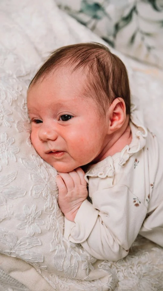 Oft höre ich von Mamas:
„Oh je, hoffentlich macht mein Baby beim Babyshooting mit, was ist wenn es nicht schläft!?"
Aber weißt du was? Das muss es gar nicht. 🤍

Wenn dein Baby wach, aber ruhig ist, entstehen ganz besondere Aufnahmen.
Diese kleinen neugierigen Augen, die das Licht und die ersten Kontraste entdecken, die winzigen Hände, die langsam beginnen, die Welt zu erfühlen…

Das sind Momente, die so ehrlich und lebendig sind,
dass du sie für immer behalten wirst, wenn du das Bild siehst.

💡 Meine Tipps für ein gelungenes Shooting, auch wenn dein Baby wach ist:
1. Locker bleiben. Babys spüren jede Stimmung und Aufgeregtheit. Wenn du entspannt bist, ist dein Baby es meist auch.
2. Nicht stressen, wenn’s mal etwas dauert. Ich plane immer genug Zeit ein, denn jedes Baby hat sein eigenes Tempo. Geduld ist hier das Zauberwort, denn das Baby gibt den Rhythmus an.
3. Wache Babys reagieren fasziniert auf Licht und Kontraste, das sorgt für wunderschöne, lebendige Aufnahmen.

Dein Baby muss nicht schlafen, um wundervolle Babyaufnahmen zu bekommen.
Es darf einfach es selbst sein und genau das liebe ich so sehr an meiner Arbeit. 

📸 Erhalte neben eurem Newbornshootings ein emotionales Highlightvideo. Erinnerungen, die leben und für immer bleiben.

Schreib mir „NEWBORN“ für alle Infos & freie Termine.

Sibylle von 
forever in love Fotografie

📍 Chemnitz & Umgebung

#newbornshooting #neugeborenenfotografie #babyfotografchemnitz #foreverinlovefotografie #wachmomente #momentsfürsherz #mamaglück #echtemomente #fotografinchemnitz #newbornlove #authentischefotografie