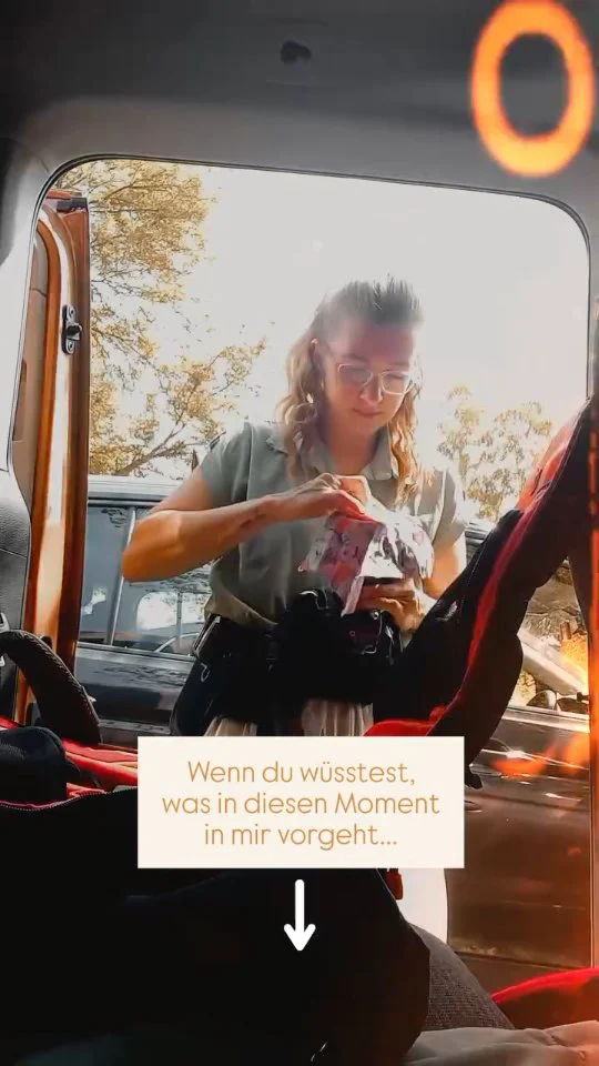 Bevor ich zu einer Hochzeitsreportage starte, nehme ich mir immer einen Moment, ganz für mich.
Ich reinige meine Kameras, schnappe meinen Kameragurt, überprüfe jedes Detail meiner Technik.
Nicht, weil ich es muss. Sondern, weil ich weiß, was auf mich wartet: Momente, die nie wiederkommen. 💍
Ich gehe den besprochenen Tagesablauf durch und freue mich das Brautpaar zu sehen.
Aufgeregt? Bin ich vor jedem Shooting trotzdem und das auch nach 6 Jahren Erfahrung als Hochzeitsfotografin. Warum? Weil es solche wundervollen Momente sind, die ich begleiten darf.
Ich spüre die Verantwortung und das Vertrauen zweier Menschen, ihre Liebe für immer sichtbar zu machen.

Jede Hochzeit ist anders, jede Geschichte einzigartig.
Und jedes Mal spüre ich diesen kleinen Nervenkitzel, wenn ich meine Ausrüstung vorbereite.
Denn ich weiß: Ich darf Erinnerungen festhalten, die Generationen überdauern.
Lachen. Tränen. Berührungen.
Alles, was Liebe sichtbar macht. 🤍

Das ist für mich kein Job, es ist pure Leidenschaft, Herzblut und ganz viel Gefühl.

💌 Ihr heiratet 2026 oder 2027?
Dann sichert euch jetzt eure Hochzeitsreportage, ab 9 Stunden Begleitung mit Highlight-Video inklusive.
Ich freue mich, eure Geschichte zu erzählen.

📸 Sibylle von forever in love Fotografie

#hochzeitsfotografie #behindthescenes #hochzeitsreportage #fotografinmitherz #hochzeitsvorbereitung #authentischehochzeitsfotos #verlobt2026 #verlobt2027 #hochzeitinspiration #fotografchemnitz #foreverinlovefotografie