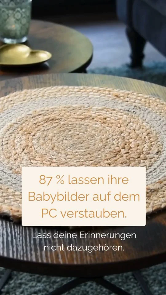 Neulich saß eine Mama bei mir im Studio. Ihr zweites Baby war gerade 6 Wochen alt.
Während ich ihr das Album aus der letzten Session zeigte, wurde sie still.
Ich fragte vorsichtig: „Alles okay?“ und dann sagte sie diesen Satz, den ich so oft höre:
„Beim ersten Kind habe ich die Bilder nie drucken lassen… und heute weiß ich nicht mal mehr, wo sie gespeichert sind.“
Zwischen Windeln, Stillen, Kuscheln und Schlafmangel vergeht die Zeit in einem Wimpernschlag.
Wir denken immer: „Das mache ich später.“
Aber später kommt nie. Und dann sind sie groß.
Die Babyhände greifen fester, die Pausbacken werden schmaler, der Duft von Neugeborenenglück verblasst…
aber eines bleibt: die Sehnsucht nach den kleinsten Momenten.
Darum glaube ich so sehr an Fotobücher. Nicht, weil sie hübsch aussehen, sondern weil sie fühlbar machen, was wirklich wichtig ist.
Sie sind mehr als Seiten, sie sind ein Stück Kindheit zum Festhalten.
Für dich. Für dein Kind. Für immer.
📖 Wenn deine Bilder noch irgendwo auf dem PC liegen, dann ist jetzt der Moment, sie wieder lebendig zu machen.
✨ Ich gestalte dir ein emotionales, hochwertiges Familien- oder Newbornalbum, das eure Geschichte erzählt.
Ohne Stress. Ohne Chaos. Nur Liebe in Bildern.
💌 Schreib mir „ALBUM“, wenn du dein Herzensalbum erstellen lassen möchtest.
📍 Chemnitz & Umgebung | forever in love Fotografie
#babyalbum #erinnerungenfürimmer #newbornshooting #fotografinchemnitz #babyfotografchemnitz #momlife #echtemomente #fotoalbumliebe #familienmomente #mamaseinistliebe #unbezahlbaremomente #newbornfotografie #mommyandme #herzensmomente #foreverinlovefotografie