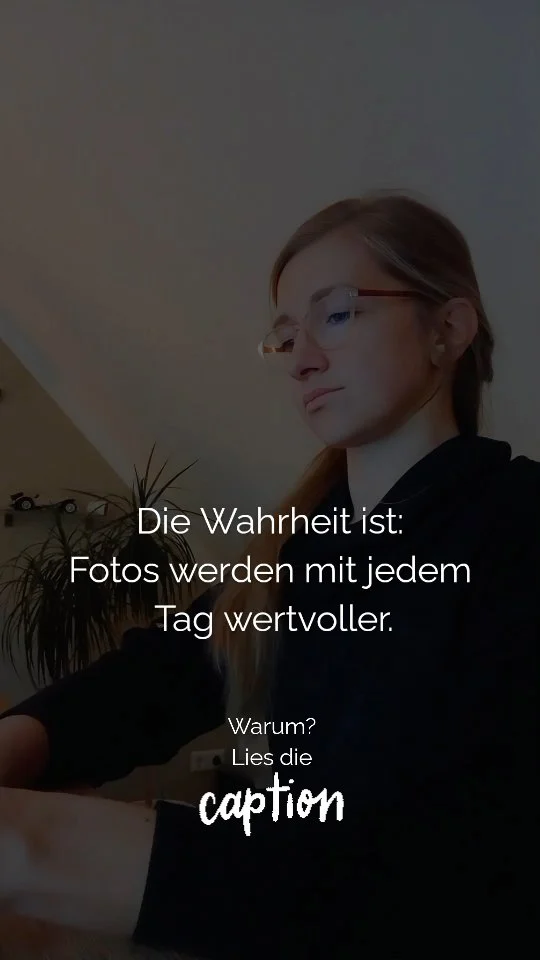 Die Wahrheit ist: Fotos werden mit jedem Tag wertvoller.
Nicht wegen der Farben. Nicht wegen der Umgebung wo sie entstanden sind...
Sondern wegen der Menschen darauf.
Irgendwann bleibt von einem Moment nur eine Erinnerung.
Doch ein Foto? Hält dein Herz fest. Für immer.
Also warte nicht auf den perfekten Tag, die perfekte Figur, das perfekte Leben.
Warte nicht ewig. Halte sie fest. Jetzt. 🤍
Wenn du das genauso fühlst, dann
👉 speichere dieses Reel
👉 teile es mit einem Herzensmenschen
👉 und folge mir für mehr Wissen, Liebe und echte Momente.
Herzlich,
Sibylle von forever in love Fotografie 
#reelstrends #reelsviral #familienfotografie #newbornfotografie #mamasein #mamaseinistliebe #zeitreiseliebe #erinnerungenfürsleben #fotoliebe #authentisch #gefühlezeigen #realmoment #foreverinlovefotografie