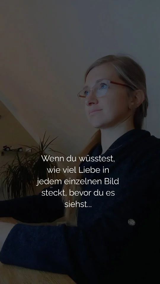 Viele denken, Bildbearbeitung bedeutet nur „Filter drüber und fertig“.
Aber echte Erinnerungen brauchen mehr als nur ein Preset. 
Wenn ich Bilder bearbeite, dann nicht, um sie nur perfekt zu machen, sondern lebendig und echt.
Ich hebe Licht hervor, wo eure Liebe strahlt.
Ich entferne Ablenkungen, damit eure Geschichte sichtbar wird...
Ein Familienfoto ist kein Foto, es ist ein Stück eurer Familiengeschichte.
Ein Blick zwischen zwei Menschen, der mehr sagt als jedes Wort.
Und genau deshalb bearbeite ich nicht in Massen, ich bearbeite mit Gefühl.
Bild für Bild. Emotion für Emotion. Für euch. ❤️
📸 Familien • Neugeborene • Schwangerschaft
💌 Du möchtest Bilder mit Liebe zum Detail?
Dann schreib mir „INFO“ und ich sende dir alle Shooting-Details.
📍 Raum Chemnitz | Termine begrenzt
Herzlich,
Sibylle von forever in love Fotografie 
#familienfotografin #familienfotos #neugeborenenfotografie #newbornfotografie #babyfotografie #schwangerschaftsfotografie #babybauchshooting #familienliebe #authentischefotografie #emotionaleFotografie #erinnerungenfürewig #fotografinmitherz #fotoliebe #natürlichefotografie #baby2025
#chemnitz #chemnitzcity #chemnitzfotograf #fotografinchemnitz #sachsen #sachsenliebe #erzgebirge #erzgebirgsliebe #erzgebirgsfotograf #fotografinimerzgebirge #newbornchemnitz #familienfotoschemnitz #fotografchemnitz #familieinzsachsen
#familienfotografin #neugeborenenfotografie #babyfotografie #schwangerschaftsfotografie #emotionaleFotografie #authentischefotografie #wertvolleerinnerungen #familienliebe #fotografinmitherz