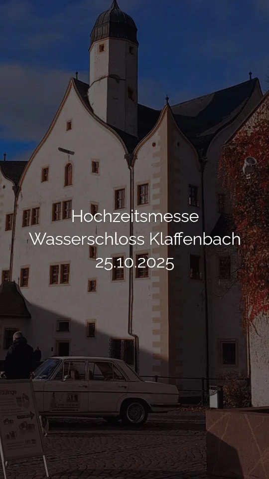 💛 Hochzeitsmesse im Wasserschloss Klaffenbach 💛
DANKE, DANKE UND NOCHMALS DANKE!
Wie hatten viele wunderbare Gespräche mit Brautpaaren für 2026, aber auch unglaublich viele für 2027! Wow, einfach nur mega schön auch für das Feedback unserer Arbeit.
Danke an alle Besucher und Besucherinnen mit denen wir reden durften, Danke für die wertschätzenden Worte...und vorallem auch zu hören: "Hey, ich folge dir schon auf Instagram" oder auch "Wir sind verliebt in eure Bilder" oder "Du hattest schon unsere Freundefotografiert"💛
Für solche Momente bin ich unglaublich dankbar und umso motivierter. Wie schön es ist, dass die Arbeit gut ankommt.
Auch ein Wiedersehen mit vielen großartigen Hochzeitsdienstleistern war wieder sehr bereichernd. Ein toller Austausch und wertvolle Gespräche hatten wir auf Augenhöhe.
Danke an @wasserschloss_klaffenbach für diese tolle Organisation und schön das wir dabei sein zu dürfen.
Und auch Danke an @matthias_haubold, der mich ab dem Mittag vertreten hat.
Wir freuen uns auf das nächste mal bei euch.💛📷
Falls ihr 2026 | 2027 eine Hochzeitsfotografin sucht, dann melde dich zeitnah bei mir. Ich lade euch gerne zu mir ins Fotoatelier in Chemnitz zum Vorgespräch ein.
Das forever in love Team 📷💛
#Hochzeitsreportage #hochzeitsfotografie #foreverinlovefotografie #hochzeit2027 #hochzeit2026 #hochzeitsfotografin #highlightvideo #hochzeitsmesse