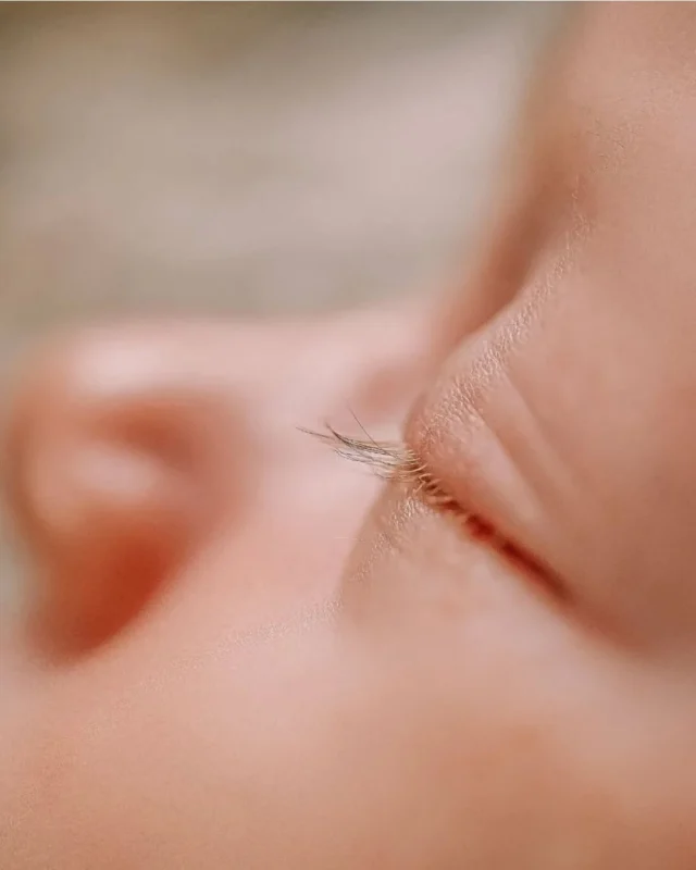 Manchmal schaue ich durch meine Kamera und vergesse für einen Moment, dass ich arbeite.
Weil mich solche Details, wie diese winzigen, niedlichen Babywimpern mitten ins Herz treffen und ich einfach nur strahle. 🥺💛
Ich denke dann immer an meinen eigenen Sohn.
Daran, wie oft ich mir heute wünsche, diese kleinen Augenblicke noch einmal so klar vor mir zu haben.

Die Zeit wo euer Baby so klein ist vergeht wie im Flug! Genau hier beim Newbornshooting entstehen Erinnerungen, die du später deinem Kind zeigst und sagst: „So sahst du als Baby aus."

Und genau deshalb fotografiere ich von Herzen gerne, weil diese winzigen Details die ganz großen Gefühle tragen.

📸 Buche dein Newbornshootings inkl. Highlightvideo für echte, liebevolle Erinnerungen für dein Mama-Herz.

Schreib „NEWBORN“ für Infos & Termine

📍 Chemnitz & Umgebung | forever in love Fotografie

 #neugeborenenfotografie #babyfotografchemnitz #foreverinlovefotografie