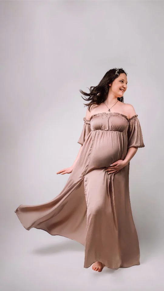 Du bist das erste Mal schwanger?
Und irgendwie fühlst du dich gerade nicht bereit für ein Fotoshooting?
Vielleicht fragst du dich sogar, ob ein Babybauchshooting überhaupt zu dir passt?

Dann ist das genau für dich geschrieben:
Ich erlebe so oft, dass Frauen beim ersten Kind sagen:
„Ich bin nicht fotogen.“
„Ich weiß nicht, ob ich mich wohlfühle.“
„Ich bin gerade nicht in meiner besten Form.“
"Ich habe keine Erfahrung vor der Kamera."

Und genau diese Frauen weinen oft vor Glück, wenn sie ihre Bilder sehen.
Weil sie erkennen:
Das bin ich. Das ist echt. Das ist meine Geschichte.

📷

Meine 3 Tipps, wie du dich beim Shooting wohlfühlst:

💛 Wähle Kleidung, in der du dich beweglich und schön fühlst – keine Kompromisse. Nutze gerne meine Shooting Outfits, diese sind speziell für schwangerenfotografie hergestellt und super bequem.

💛 Mach’s zu einem Date mit deinem Baby – kein Zwang, kein Perfektionismus. Hab einfach Spaß, genieße diese Zeit und freue dich über diese Erinnerungen die wir erschaffen.

💛 Vertrau deiner Fotografin (das wär ich – Sibylle) – ich sehe dich und deinen Babybauch in Szene und gebe dir kleine Anweisungen, dass du dich wohlfühlst und deine Lieblingsbilder bekommst.

Wenn du diese besondere Zeit für dich und dein Baby festhalten möchtest,
schreib mir einfach „Erinnerung“ in die Kommentare oder DM. Ich freue mich auf dich.

Deine Sibylle von
Forever in Love Fotografie

#babybauchshooting #maternityphotography #schwangerschaft fotografieausliebe momenteindererinnerung emotionaleFotografie baldmama  foreverinlovefotografie