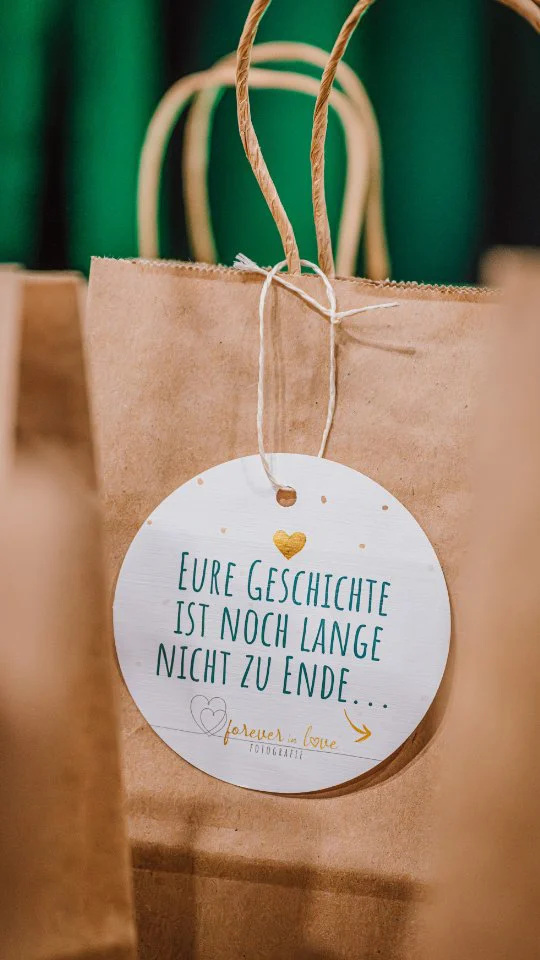 Inspiration LIEBE. EMOTIONEN. BRAUTPAARE.

♥ Das war die Hochzeitsmesse 2026 im Kraftverkehr Chemnitz.

Zwei kraftvolle Tage der Hochzeitsmesse im Kraftverkehr sind vorüber. Wir hatten großartige Gespräche, tolle Inspirationen, wertvolle Kontakte und tatsächlich schon viele Termine für Vorgespräche.
Kaum Zeit zum durchatmen, denn ein wundervolles Paar nach dem anderen war interessiert und war auch begeistert von unserer Arbeit.

Ein hervorragendes Brautshooting in dieser einmaligen Kulisse durfte auch nicht fehlen.
Danke an @brautmode_robedemariee für eure traumhaft schönen Kleider und danke @lara_layn, dass du selbst in der kurzen Zeit die wor hatten wieder mein Model warst.

Danke auch an meine beiden Männer, die mich tatkräftig unterstützt haben. DANKE @matthias_haubold 🍀 #teamforeverinlovefotografie #ForeverInLoveFotografie #hochzeit2027 

Wie fandest du die Hochzeitsmesse?