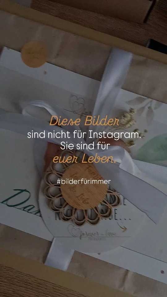 Liebe Mama,
nach einem Shooting bin ich nie einfach fertig.

Ich denke an euch! An dein Kind, das gelacht hat, die kleinen Hände, an diese kleinen Momente, die man nicht planen kann...an unser Shooting.
Genau deshalb verpacke ich eure Fotos mit so viel Liebe zum Detail.
Nicht, weil es „schön aussieht“, sondern weil ich weiß, wie sich dieser Moment anfühlt, wenn man das Paket öffnet und plötzlich wieder mittendrin ist.

Viele Mamas schreiben mir danach,
wie sehr sie sich über die Bilder freuen.
Wie sie dieser kleine Moment überrascht und das sie beim Anschauen wieder ganz nah bei sich sind.

Was kann es übrigens schöneres geben, als seine Familienbilder in seinem Zuhause zu haben.
Hast du eine Fotowand mit Familienbilder?

Wenn du dir Fotos wünschst von euch als Familie, dann melde dich sehr gerne bei mir.

🤍 Schreib mir einfach hier auf Instagram
und wir planen dein Shooting ganz in Ruhe.

Herzlich
Sibylle von forever in love Fotografie 

#ForeverInLoveFotografie #fotostudiochemnitz #fotografchemnitz