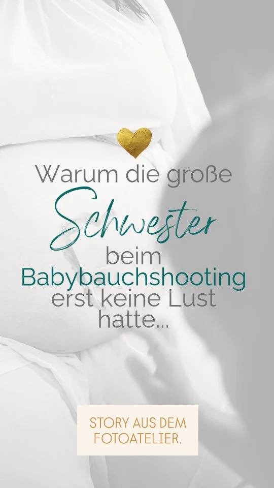 Story aus dem Fotoatelier:
Manchmal kommen die kleinen großen Geschwister mit verschränkten Armen ins Studio... Skeptisch, ganz still und haben keine richtige Lust.

Und Mama flüstert mir leise zu:
„Ich hoffe, sie macht wenigstens ein Bild mit…“

Nicht jedes Kind ist so, aber manche spüren diese Aufregung von ihren Eltern, zu viel Veränderung auf einmal, zu viele Gefühle und auch zu viel Aufmerksamkeit auf dem Babybauch.

Also habe ich sie nicht gedrängt und erst einmal Fotos von der Mama mit dem Papa gemacht...danach habe ich sie gefragt, ob sie denn am Babybauch mal lauschen will, ob sie was hört...ein kurzer Moment wo sie zu begeistern war.
Danach haben wir Aufnahmen nur von der großen Schwester gemacht, wir haben etwas rumgealbert und uns gegenseitig Witze erzählt.
Die Stimmung stieg und wir haben dann Familienaufnahmen fotografieren können...wieder mit Spiel und Spaß.
Ich beobachte immer viel und hier merkte ich, ok, es wird Zeit für etwas Kunst...☺️

Ich habe sie zur „Künstlerin“ gemacht. 🎨
Sie durfte Mamas Bauch bemalen. Sie durfte lachen, durfte entscheiden was auf den Bauch kommt...und das hat sie happy gemacht. 

Und plötzlich war sie nicht mehr skeptisch, sondern Stolz. Große Geschwister brauchen keinen Druck, sondern sie brauchen eine Rolle oder Aufgabe. 💛

Wenn du Sorge hast, dass dein Kind beim Babybauchshooting nicht mitmacht, vertrau mir. Ich nehme mir Zeit, wirklich immer.

📩 Schreib mir „GESCHWISTER“, wenn du dir ein entspanntes, liebevolles Shooting wünschst.

Deine Sibylle ♡

#babybauchshooting #geschwisterliebe #foreverinlovefotografie