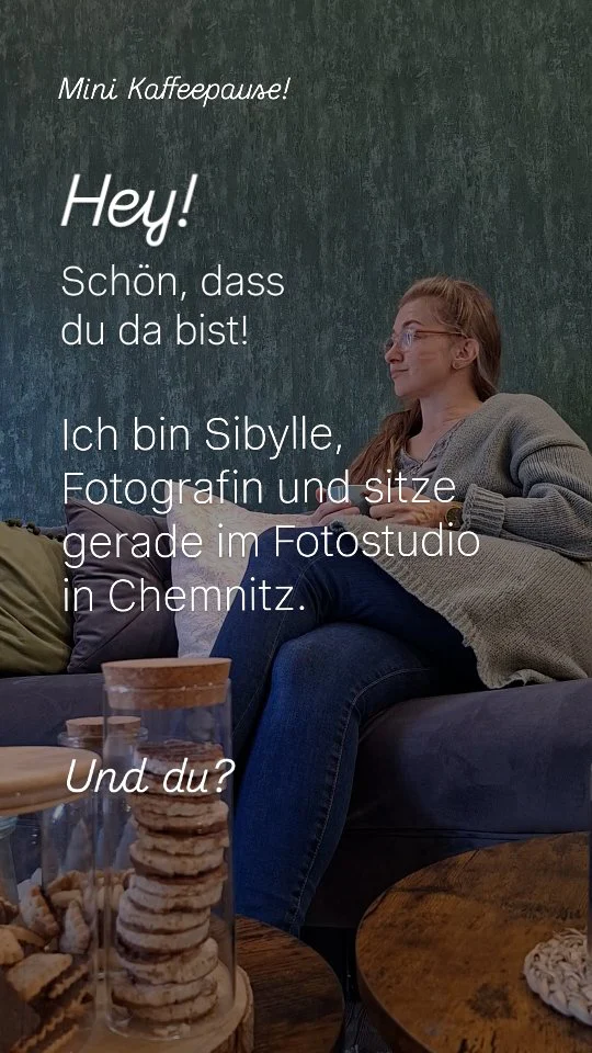 Hey, schön dass du da bist. Ich bin Sibylle, Fotografin aus Chemnitz und sitze in meinem Fotostudio.
Und du?

Ganz ehrlich…die meisten die zu mir gelangen, denken erst: "Ach, wieder nur eine Fotografin...wieder nur Fotos....“
Und bleiben dann, weil sie merken:
Hier geht’s um viel mehr...es geht um echte Momente, um ehrliche Einblicke, um dieses Chaos mit Kindern, das plötzlich wunderschön auf Bildern aussieht...
Um Erinnerungen, die man nicht nachstellen kann, sondern echte und reale Lebensereignisse.

Ich zeige hier nicht nur Bilder, ich zeige dir, wie sich Familie anfühlt...ein Blick hinter den Kulissen.🤍
Wenn du also…
• Mama bist und IMMER hinter der Kamera stehst
• echte Bilder willst statt gestelltem Lächeln
• oder einfach das Gefühl liebst, gesehen zu werden
👉 dann folg mir jetzt und bleib hier.

Ich verspreche dir: Du wirst dich irgendwann auf diesen Bildern wiederfinden.

Herzlich 
Sibylle von forever in love Fotografie