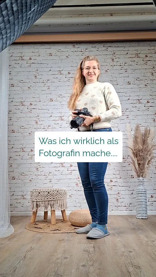 Hey, ich bin Sibylle und bin viel mehr als „nur“ Fotografie, denn bei einem Fotoshooting bin ich selten nur die mit der Kamera in der Hand…
Ich bin Stylistin, wenn es darum geht, das perfekte Outfit zu finden...
Kinderanimateurin, wenn kleine Mäuse erst auftauen dürfen und zu Schmunzeln bringen möchte...
Frau Doktor, wenn ich Kratzer, blaue Flecken oder kleine Makel verschwinden lassen darf...
Zauberin, wenn im Nachhinein Dinge einfach „weggezaubert“ werden sollen und plötzlich alles genau so aussieht, wie es sich anfühlt.

…was fehlt deiner Meinung noch? Schreib es in den Kommentaren ⬇️ 

Folge mir für mehr Einblicke.💛📷

Sibylle von forever in love Fotografie 

📍 gemütliches Fotostudio in Chemnitz 

#foreverinlovefotografie