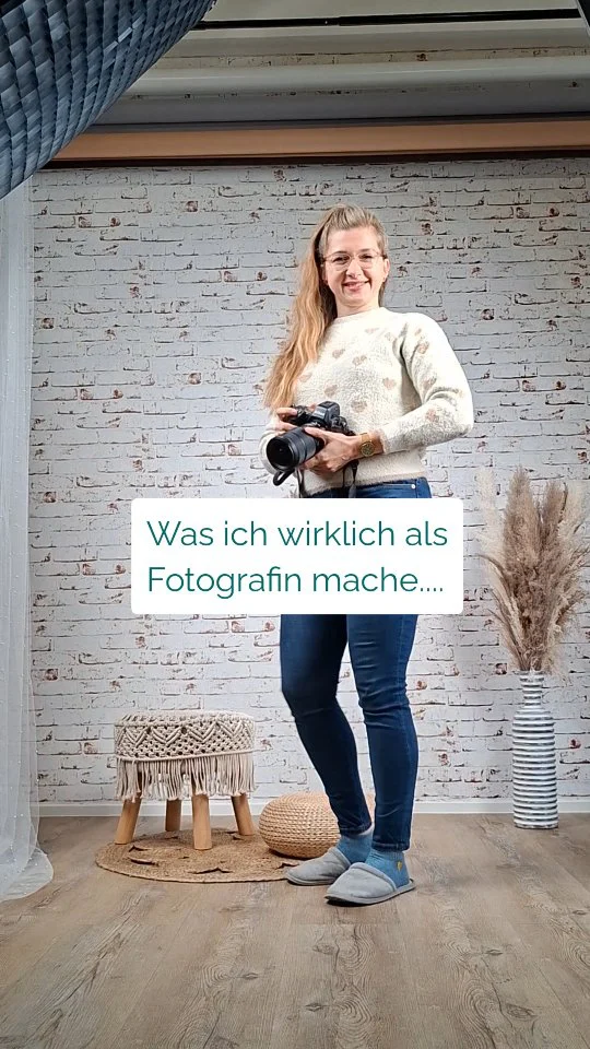 Ich bin so viel mehr als „nur“ Fotografin, denn bei einem Fotoshooting bin ich selten nur die mit der Kamera in der Hand…
Ich bin Stylistin, wenn es darum geht, das perfekte Outfit zu finden...
Kinderanimateurin, wenn kleine Mäuse erst einmal auftauen müssen und ich sie zum Schmunzeln bringen darf...
Frau Doktor, wenn ich Kratzer, blaue Flecken oder kleine Makel verschwinden lassen darf...
Zauberin, wenn im Nachhinein Dinge einfach „weggezaubert“ werden sollen und plötzlich alles genau so aussieht, wie es sich anfühlt...

…was fehlt deiner Meinung noch? Schreib es in den Kommentaren ⬇️

Sibylle von forever in love Fotografie 

📍 gemütliches Fotostudio in Chemnitz 

#foreverinlovefotografie #photograferlife #chatgpt