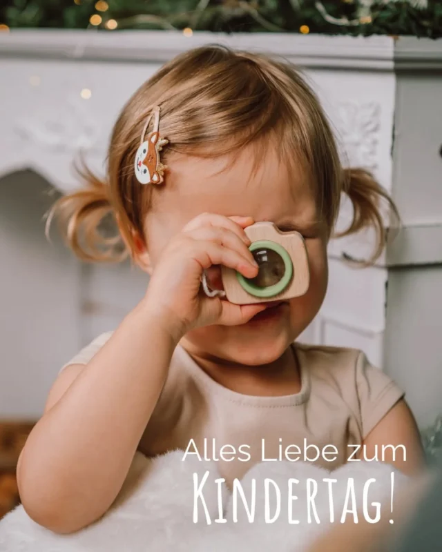 Happy Kindertag, ihr kleinen Lieblingsmenschen. 🤍

Ein Hoch auf schmutzige Knie, lautes Kinderlachen und all die magischen Momente, die den Alltag so besonders und manchmal auch aufregend machen.

Ihr macht die Welt jeden Tag ein bisschen bunter.

Und liebe Eltern:
Macht heute ganz viele Fotos, nicht für Social Media...sondern für euch und für später...denn genau diese kleinen Momente sind irgendwann die größten Erinnerungen.

Habt einen wundervollen Kindertag, ihr kleinen Herzensmenschen. 

Was liebt ihr an eurem Kind gerade am meisten? 🤍