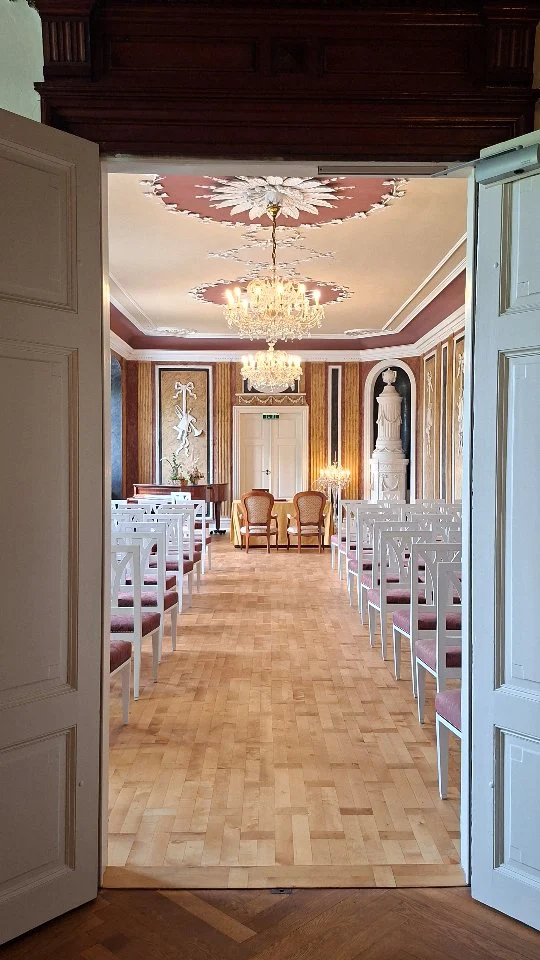 93 km Anfahrt für diese Hochzeit... und jede Minute hat sich gelohnt.📷🥰

Für diese Hochzeitsreportage ging es für mich nach Schloss Leubnitz ins Vogtland zur Trauung und anschließend zur Teichmühle für die Feier.

Und genau das liebe ich an meinem Beruf so sehr:
Immer wieder neue Orte entdecken, neue Menschen kennenlernen und einzigartige Geschichten begleiten. 

Besonders gefreut habe ich mich, als ich gesehen habe, dass eines meiner Vorlagen erneut genommen wurde. Dafür mache ich das so, so gerne.

Das absolute Highlight?
Die Aufnahmen mit dem Paddelboot. 🚣‍♀️
Diese waren erst an dem Tag am Ufer. Mein Brautpaar war mutig und setzte sich für diese besonderen Aufnahmen hinein. I love it.

Verrate mir:
Warst du schon einmal auf Schloss Leubnitz oder in der Teichmühle?

📸 Ihr heiratet 2027 oder 2028 und sucht eine Fotografin, die nicht nur Bilder macht, sondern eure Geschichte erzählt?
Dann freue ich mich auf eure Nachricht per DM.

Sibylle von forever in love Fotografie 

#hochzeitsfotografie #vogtland #foreverinlovefotografie