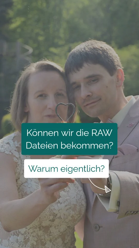 Könnten wir auch die RAW-Dateien bekommen?

Eine Frage, die wirklich viele Fotografen kennen.
Und ehrlich? Ich erkläre das immer ganz einfach:

Ein Koch serviert euch am Ende ja auch das fertige Gericht und nicht nur die rohen Zutaten....Dafür bezahlt ihr den Koch.
In der Fotografie ist dies das gleiche Prinzip.

Die RAW-Datei ist das „Rohmaterial“ eines Bildes.
Erst durch die Bildbearbeitung entsteht die Stimmung, das Licht, das Gefühl und genau der Look, für den ihr mich bucht.

Denn meine Bilder bestehen nicht nur aus dem Moment selbst, sondern auch aus ganz viel Liebe zum Detail danach. 

- Farben anpassen
- Licht perfektionieren
- mein Preset drüberlegen, der meinen Stil ausmacht
- störende Dinge entfernen

Und genau deshalb gehören Bearbeitung & Stil genauso zu meiner Arbeit wie das Fotografieren dazu. 
Das heißt mit euren Zutaten und meinen Gewürzen, werden es eure Erinnerungen für die Ewigkeit.
Klingt plausibel oder?

War dir der Unterschied zwischen RAW & bearbeitet eigentlich bewusst? 

Sibylle von forever in love Fotografie 

#hochzeitsfotografie #bildbearbeitung #foreverinlovefotografie