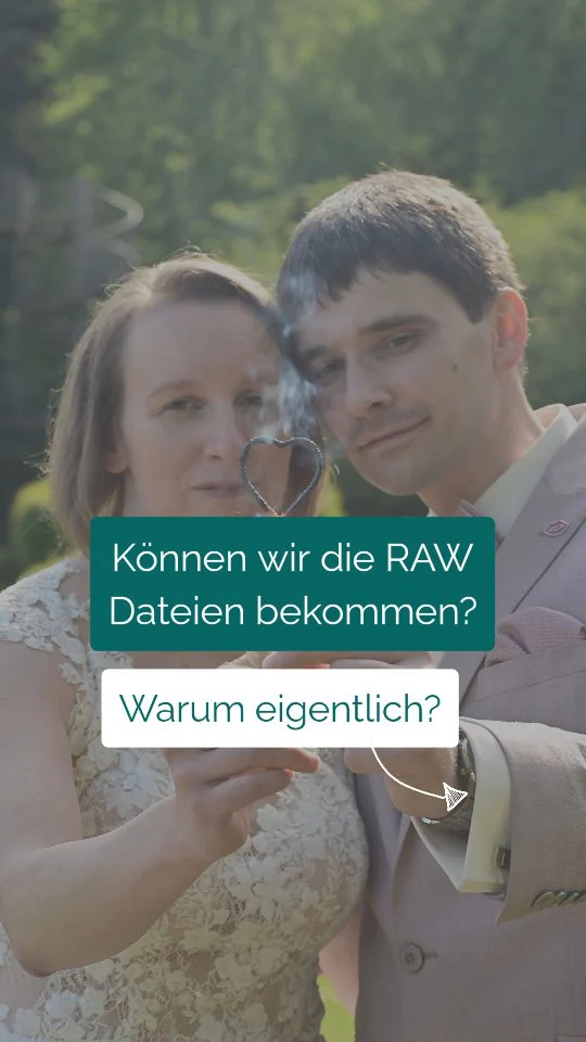 Könnten wir auch die RAW-Dateien bekommen?

Eine Frage, die wirklich viele Fotografen kennen.
Und ehrlich? Ich erkläre das immer ganz einfach:

Ein Koch serviert euch am Ende ja auch das fertige Gericht und nicht nur die rohen Zutaten....Dafür bezahlt ihr den Koch.
In der Fotografie ist dies das gleiche Prinzip.

Die RAW-Datei ist das „Rohmaterial“ eines Bildes.
Erst durch die Bildbearbeitung entsteht die Stimmung, das Licht, das Gefühl und genau der Look, für den ihr mich bucht.

Denn meine Bilder bestehen nicht nur aus dem Moment selbst, sondern auch aus ganz viel Liebe zum Detail danach. 

- Farben anpassen
- Licht perfektionieren
- mein Preset drüberlegen, der meinen Stil ausmacht
- störende Dinge entfernen

Und genau deshalb gehören Bearbeitung & Stil genauso zu meiner Arbeit wie das Fotografieren dazu. 
Das heißt mit euren Zutaten und meinen Gewürzen, werden es eure Erinnerungen für die Ewigkeit.
Klingt plausibel oder?

War dir der Unterschied zwischen RAW & bearbeitet eigentlich bewusst? 

Sibylle von forever in love Fotografie 

#hochzeitsfotografie #bildbearbeitung #foreverinlovefotografie