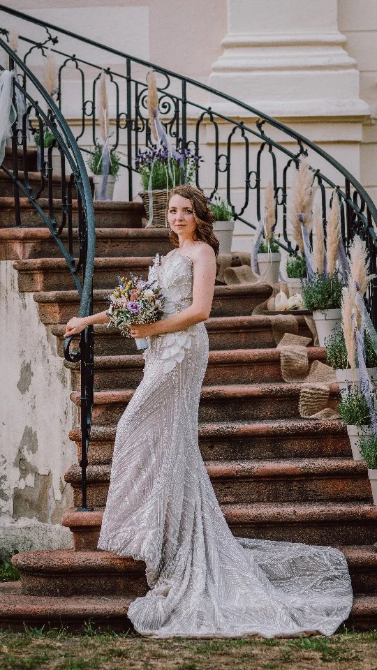 Die wohl heißeste Hochzeit des Jahres...über 40 Grad, aber wir haben die Hitze gemeistert!
Dieses Mal ging es für mich nach Bad Lausick in Nähe Leipzig...auch schön in die von mir aus andere Richtung von Chemnitz zu fahren, sonst geht es immer ins Erzgebirge. 😅📷

Gestartet haben wir mit dem Getting Ready bei der wunderschönen Braut. Als ich das Brautkleid ausgepackt habe, war mein erster Gedanke: Wow!
Was für ein krasses Kleid...so viele wunderschöne Details, Strass und ganz viel Liebe zum Design...einfach nur mega schön.

Anschließend ging es zur freien Trauung unter freiem Himmel zum Herrenhaus Steinbach, alles war in zarten Flieder- und Lavendeltönen dekoriert und einfach wunderschön aufeinander abgestimmt. Danach wurde im Herrenhaus gefeiert, Torte angeschnitten, Gruppenfotos festgehalten und natürlich haben wir im anliegenden Park auch das Brautpaarshooting gemacht. Ganz entspannt und im Schatten.📷

Die größte Herausforderung an diesem Tag? Das war definitiv die Hitze! Mein kleiner Ventilator war mein ständiger Begleiter und beim Brautpaarshooting durfte auch das Brautpaar zwischendurch eine kleine Abkühlung genießen. 😄

Als ich abends nach Hause gefahren bin, zeigte mein Auto immer noch 40 Grad an. Wie warm es während der Trauung und Feier wirklich war, möchte ich mir lieber gar nicht vorstellen. 🥵
Aber was für ein unvergesslicher Hochzeitstag!

Sibylle von forever in love Fotografie 

📍 Hochzeitsfotografin | Sachsen