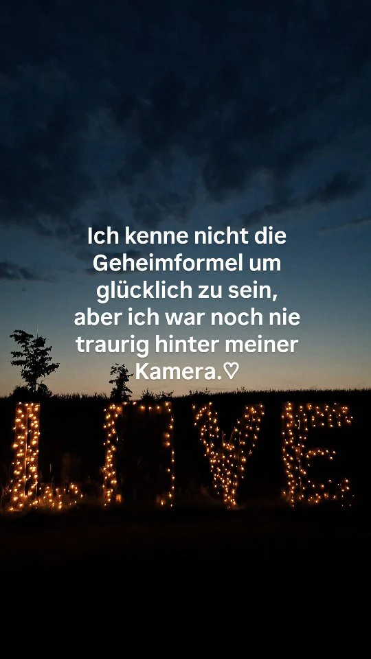 Ich begleite so viele wunderschöne, emotionale und liebevolle Lebensmomente...wie mal glücklich sein kann...das kann nur jeder für sich selbst herausfinden was einen gut tut, was einem gefällt und zufrieden stimmt...gemeinsame Zeit verbringen und sein Geschichtsbuch mit schönen Momenten und Erinnerungen sammeln, dass ist das wertvollste was man mit seinen Lebensmenschen tun kann.

Hinter meiner Kamera bin ich zumindest noch nie traurig gewesen...zumindest geweint vor Emotionen, weil ich mitfiebere, mich in diese schönen Momenten hineinversetzen kann, weil ich die Liebe unter den Menschen spüre und das stimmt mich unendlich zufrieden ... sodass ich immer wieder mit einem riesengroßen Lächeln aus den Fotoshooting gehe.
Dankbar bin für diese wunderschöne und auch kreative Arbeit, dankbar solche emotionalen Momente miterleben zu dürfen.

Was stimmt dich glücklich?⬇️
