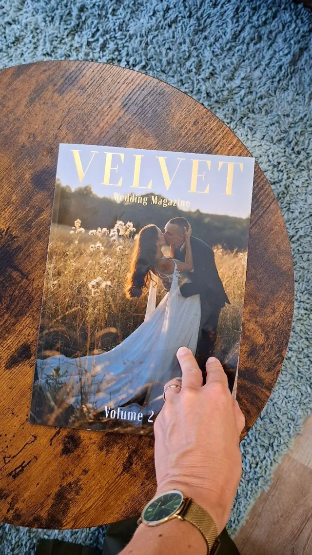 Das Velvet Wedding Magazine Vol. 2 ist endlich fertig und ich darf es endlich ganz offiziel in den Händen halten...ich bin so happy in diesem wundervollen Netzwerk mit so vielen großartigen Hochzeitsdienstleistern zu sein. 🥹

Ein Magazin voller wundervoller Hochzeitsinspiration und Hochzeitsdienstleistern aus Sachsen... Chemnitz, Erzgebirge & Vogtland und ganz besonders freue ich mich, dass gleich zwei wunderschöne Style Shoots von uns darin zu finden sind...ein echt gelungenes Magazin, was exklusiv unsere Brautpaare erhalten werden.

Die Magazine wurden dann auch noch persönlich von der lieben @franziskafriedrich_fotografie überreicht...Danke für deinen Besuch.💛

♡

Und jetzt seid ihr dran, liebe Bräute 2027 & 2028.
Ihr sucht noch eure Hochzeitsfotografin für 2027 oder 2028? Dann schreibt mir einfach HOCHZEIT per DM. ⬇️

Sibylle von forever in love Fotografie