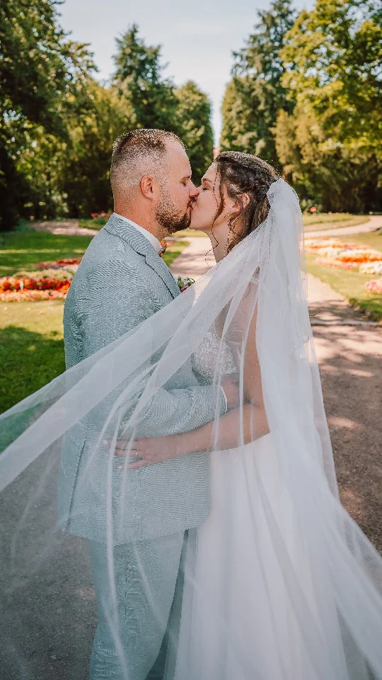 Ein Hochzeitstag und mittendrin: ich. 💛📸

Mein Tag begann mit dem Getting Ready bei meiner lieben Braut zu Hause, danach ging es zur Trauung und zum Brautpaar Shooting zum Schloss Lichtenwalde.
Anschließend sind wir zur Parkschänke Limbach-Oberfrohna gefahren. 

Und die Location war echt schön...eine wunderschöne, helle und große Location, die sich stimmungsmäßig im Laufe des Tages komplett verändert hat.
Von der ruhigen Feier, mit emotionalen Reden über den Anschnitt der Hochzeitstorte bis hin zum Hochzeitstanz und den Übergang mit cooler Musik zur Party am Abend.

Und genau DAS liebe ich an einer ganztägigen Hochzeitsreportage:
Ich begleite euch nicht nur für ein paar schöne Bilder, sondern ich darf euren ganzen Tag miterleben und auch mitfiebern.

Am Ende fahre ich müde nach Hause, aber mit einer Speicherkarte voller Geschichten. 

Ihr heiratet 2027 oder 2028 und möchtet nicht nur einzelne Momente, sondern eure komplette Geschichte festhalten inkl. Highlight-Video?

Dann schreibt mir HOCHZEIT und lasst uns schauen, ob euer Termin noch frei ist.♡

Sibylle von forever in love Fotografie 

#hochzeitsfotografie #hochzeitensachsen #foreverinlovefotografie