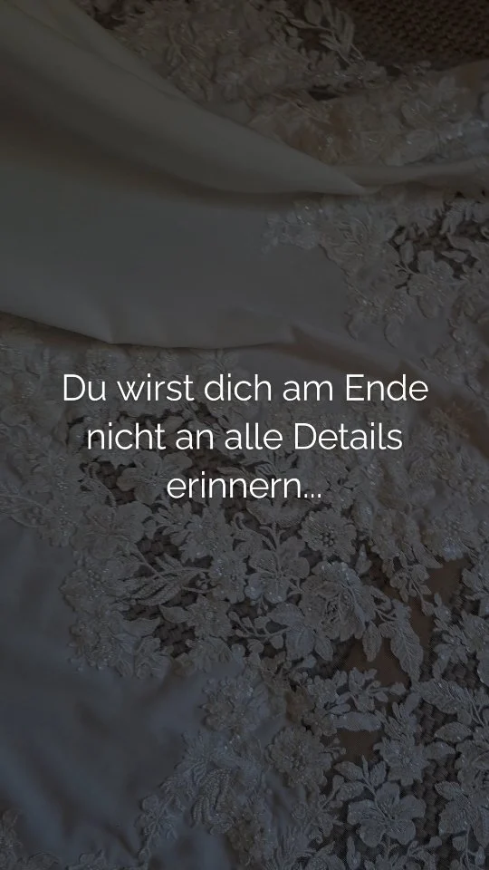 Du wirst dich am Ende nicht an alle kleinen Details erinnern...glaube mir, dafür ist euer Hochzeitstag einfach viel zu voll mit Ereignissen, Menschen, Momenten, Aufgaben, Gespräche und ganz viel Liebe...
Und das macht eure Geschichte einfach einmalig...
eure Liebe ist die Geschichte die ihr erzählt und ich in Bildern und Highlight Videos festhalte...die ganz kleinen Details und die ganz großen Momente.

LOVE
is
the
story ♡

Sibylle von forever in love Fotografie 

Hochzeitsfotografie 
Momente für die Ewigkeit