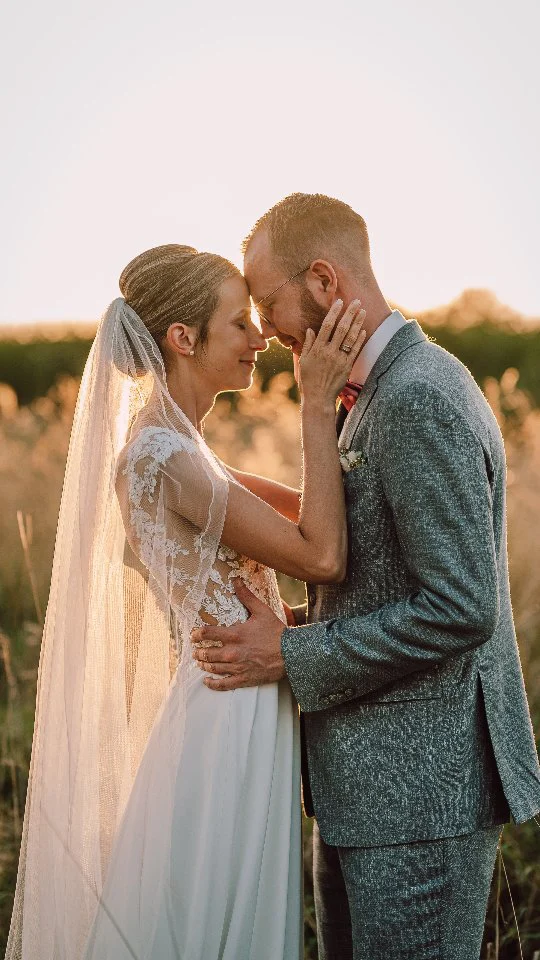 Ich fotografiere wirklich viele Hochzeiten… aber manche bleiben einfach viel, viel länger im Herzen...und das war eine davon.💛

Schon beim Getting Ready wurde es bei mir sehr emotional....denn ein persönlicher und handgeschriebener Brief vom Bräutigam an seine Braut ist in dieser heutigen digitalen Welt was wirklich ganz besonderes.

Bei der sehr schönen, emotionalen standesamtlichen Trauung mit @_nicole.berger im Schellenberghof wurde die Trauung mit so wunderschöner Musik von @sophiaverenamusic begleitet, dass auch ich hinter meiner Kamera mehrmals mit den Tränen kämpfen musste...weil es so berührend war.🥹

Danach haben wir die Gruppenfotos und das Brautpaarshooting mit ganz vielen kleinen und großen Momente zwischendrin festgehalten.

Die emotionale Worte des Brautpaares an ihre Gäste war auch wieder ein super schöner Moment.
Nach einer kleinen Pause beim Abendessen wurde die Hochzeitstorte angeschnitten...sehr köstlich sag ich nur.😅
Der Hochzeitstanz mit einem Song, den ich so definitiv nicht erwartet hätte...aber ihn richtig cool fand, eröffnete das Brautpaar damit die Tanzfläche. 😍

Ich bin an diesem Abend nach Hause gefahren und dachte einfach...wow, was für eine wunderschöne, emotionale Hochzeit voller Liebe.

Genau deshalb liebe ich Hochzeitsreportagen, weil ich nicht nur Bilder von einem Tag mache, sondern an solchen Hochzeiten merke...wie wertvoll das Leben mit den richtigen Menschen an seiner Seite ist.💛

Ihr heiratet 2027 oder 2028 in Chemnitz, Sachsen, Erzgebirge oder Vogtland? Dann lasst uns eure Geschichte gemeinsam festhalten, in Bildern und als Video. 

Eure Sibylle von forever in love Fotografie 

LOVE
IS
THE
STORY♡

Hochzeitsfotografie: @foreverinlove.fotografie
Standesbeamtin: @_nicole.berger
Sängerin: @sophiaverenamusic
Trauort und Hochzeitslocation: @wedding.schellenberghof