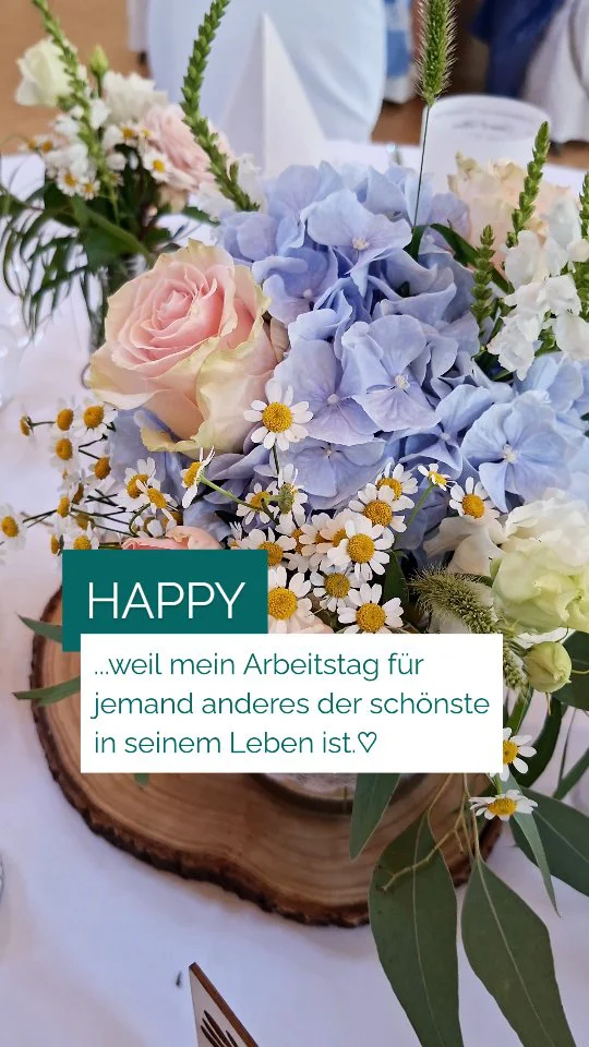 Happy, weil mein Arbeitstag für jemanden anderes der schönste in seinem Leben ist... und das nicht nur die Hochzeit betrifft...sondern so viele herzergreifende Lebensmomente die ich festhalten und begleiten darf.  Und manche Paare über viele Jahre hinweg.

Denn ohne Liebe kann man keine Geschichten erzählen …und ich mag diese positive Energie eurer Geschichten.
Mit eurer Liebe entsteht neues Leben.
Nach der Schwangerschaft haltet ihr euer größtes Glück in den Händen...euer Neugeborenes und werdet zu einer Familie.
Klingt vielleicht ein bisschen kitschig, wenn man darüber nachdenkt … aber ist es nicht genau das Schönste, was es im Leben gibt?
Die Liebe. 💛

Für mich persönlich ist sie eines der schönsten Dinge überhaupt und ich bin so dankbar, dass ich diese emotionalen Momente von euch festhalten darf.
Die kleinen Blicke, die Nähe, das Glück und diese ganz besondere Liebe zwischen zwei Menschen.
Denn genau daraus entstehen Geschichten, die für immer bleiben. ♡

LOVE
is
the
story♡

Verrate mir deine Gedanken dazu⬇️

Sibylle von forever in love Fotografie