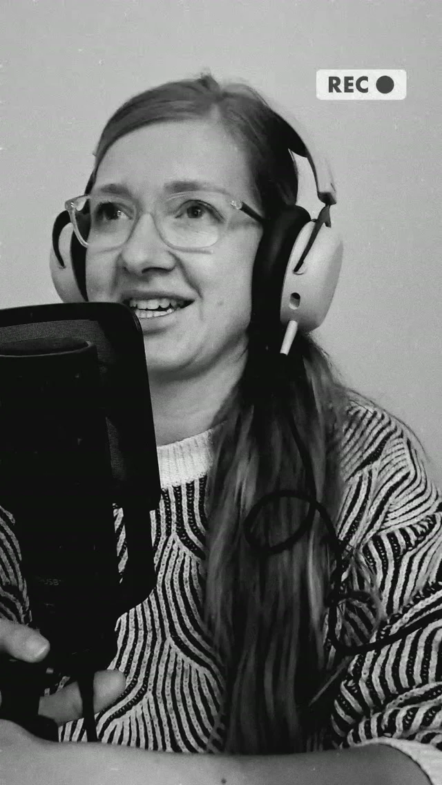 Du liebst echte Geschichten, Fotografie und die kleinen Momente, die man manchmal viel zu schnell vergisst?

Dann ist Love & Pictures vielleicht genau dein Podcast. ♡

Hier geht es um Hochzeiten, Schwangerschaft, Babys, Familien, Erinnerungen, echte Emotionen und auch um die Themen, die uns rund um Fotografie und Social Media beschäftigen.

Mal persönlich, mal emotional, mal zum Nachdenken und manchmal auch mit einem kleinen Schmunzeln.

Ich nehme euch mit hinter meine Kamera, erzähle Geschichten aus meinem Alltag und teile Gedanken, die mir als Fotografin immer wieder begegnen.

Und vielleicht ist genau eine Folge dabei, bei der du denkst:
„Ach, darüber habe ich so noch gar nicht nachgedacht.“

🎧 Du möchtest mal reinhören?

Dann kommentiere einfach „PODCAST“ und ich schicke dir den Link.

#LoveAndPictures #FotografieChemnitz #Podcast