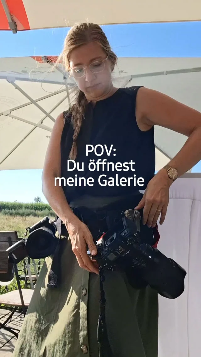 POV: Du öffnest meine Galerie und fragst dich kurz, warum zwischen Urlaubsbildern, Hasen, meinem Kaffee und völlig normalen Alltagsmomenten plötzlich eure Hochzeit oder Babybilder auftauchen. 😂🤍

Ja… so sieht meine Handygalerie tatsächlich aus.
Zwischen meinen privaten Fotos verstecken sich Bilder von Shootings zur Contenterstellung, kleine BTS Momente die ich unbedingt festhalten musste bei meinen Fotoshootings und natürlich viel zu viele Fotos von Dingen, die wahrscheinlich nur für mich spannend sind. 😅

Aber irgendwie gehört das alles zusammen...
Denn wenn ich euch fotografiere, ist es für mich nicht einfach „ein Auftrag“. Ich bin mittendrin, ich sehe die kleinen Momente, das Lachen zwischendurch, die Blicke, die keiner geplant hat und manchmal auch das komplette Chaos...so ist das Leben.

Und genau diese kleinen Dinge landen dann irgendwann bei mir in der Galerie...zwischen meinem Leben und eurem Leben.

Vielleicht ist das auch der Grund, warum sich meine Arbeit für mich nie nur wie Arbeit anfühlt.
Und ja… meine Galerie könnte definitiv mal einen Herbstputz gebrauchen. 😂

Wer würde sich in meiner Galerie auch sofort wiederfinden? 

📍 Fotostudio Chemnitz | Familienfotografie | Babybauch | Neugeborene | Hochzeiten

#FamilienfotografieChemnitz #FotografinChemnitz #ForeverInLoveFotografie